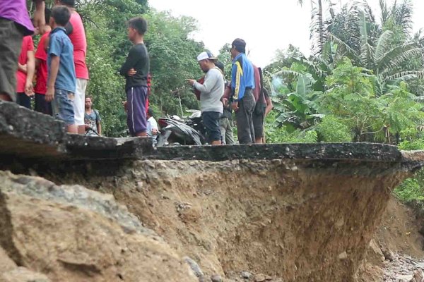 Jembatan Terputus Akibat Banjir, Jalur Palu-Poso Sulteng Belum Dapat Dilalui