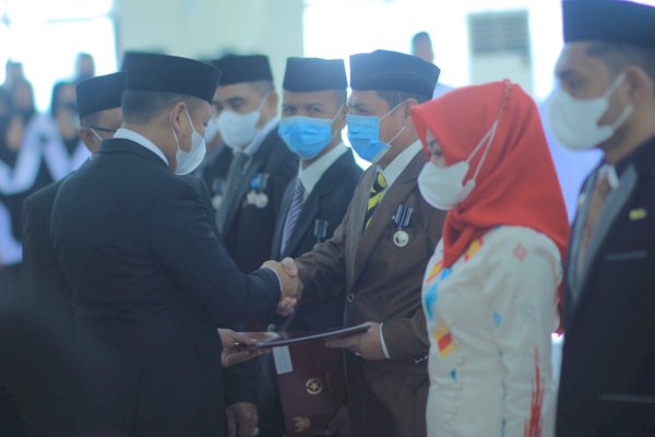 32 PNS Kemenag Takalar Dapat Satya Lencana