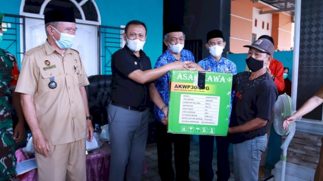 Peduli, Bupati Takalar Serahkan Bantuan untuk Masyarakat