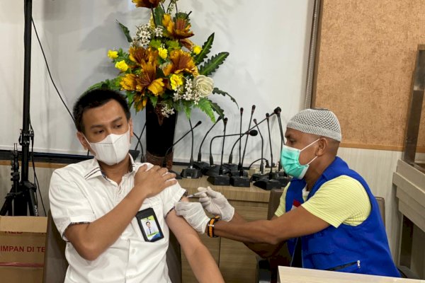 Vaksin Booster Bagi Pegawai, Ketua Tim Satgas Covid-19 Bank Sulselbar Dirhamsyah Kadir: Untuk Capai Imunitas Maksimal