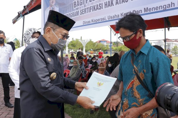 Walikota Judas Bagikan Ratusan Sertifikat Bagi Pelaku UMKM di Palopo: Semoga Bermanfaat