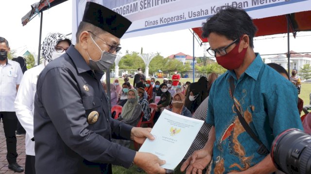 Walikota Judas Bagikan Ratusan Sertifikat Bagi Pelaku UMKM di Palopo.
