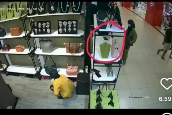 Wanita di Makassar Curi Handphone di Mall, Ada yang Kenal?