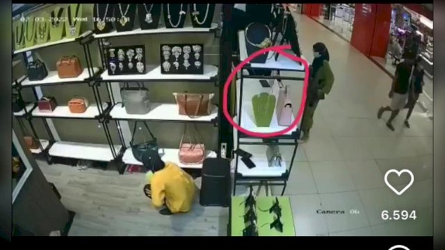 Nampak Wanita di Makassar Maling Handphone di Mall.