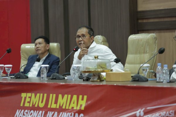 Hadiri Temu Ilmiah Nasional IKA Unhas, Danny Pomanto Gaungkan Sombere’ Smart City