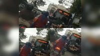 Bus Mamminasata Nekat Masuk Jalan Sempit di Makassar, Langsung Serempet Dua Motor