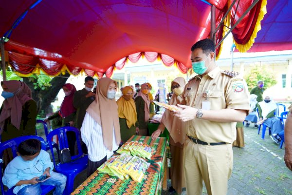 Resmikan Kantin Cikgu SMK 7 Pangkep, Bupati Yusran: Rasanya Enak