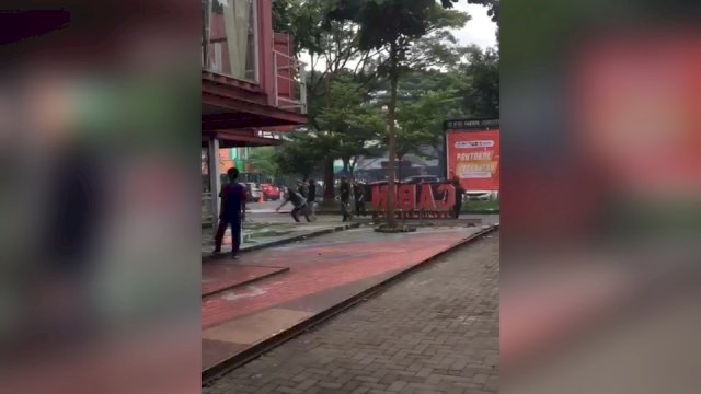 Dua Kubu Mahasiswa di Kampus UMI Makassar Saling Serang Dengan Sajam.