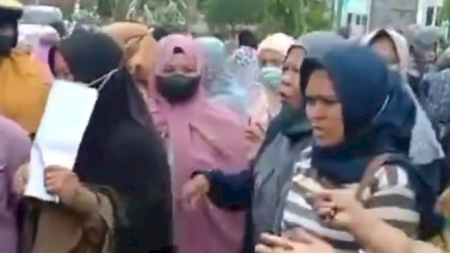 Nampak kekecewaan warga saat Pasar Murah di Pinrang Sulsel Dibatalkan Penyelenggara.