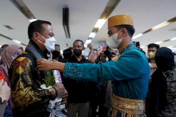 Masyarakat Antusias Sambut Kedatangan Gubernur Sulsel di Bandara Sultan Hasanuddin