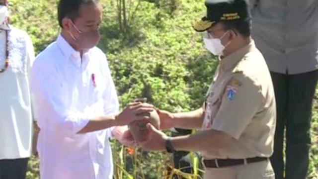 Jokowi Pimpin Ritual Penyatuan Tanah-Air 34 Provinsi di IKN Nusantara, Gubernur Anies yang Pertama.