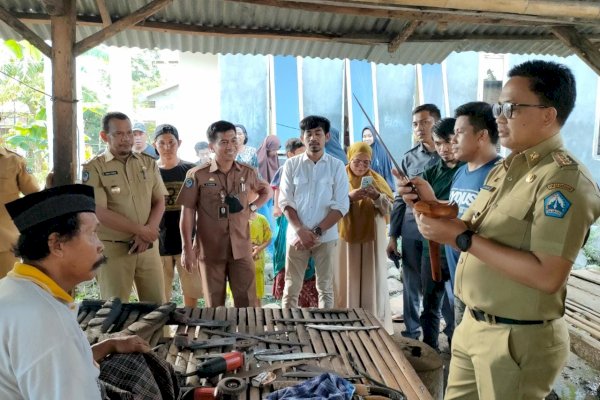 Ini Alasan Pengusaha Pandai Besi di Bantaeng Beri Ilham Azikin Badik Spesial