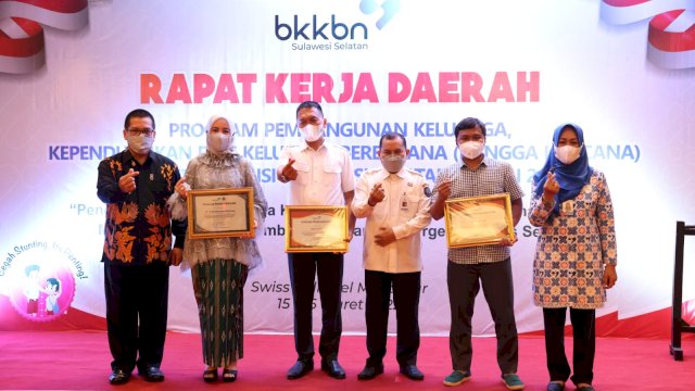 Farid Kasim Judas Dapat Penghargaan dari BKKBN Pusat.