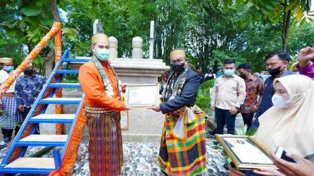 Bupati Pangkep Yusran-Bupati Andi Fahsar Ziarah ke Makam Raja Bone.