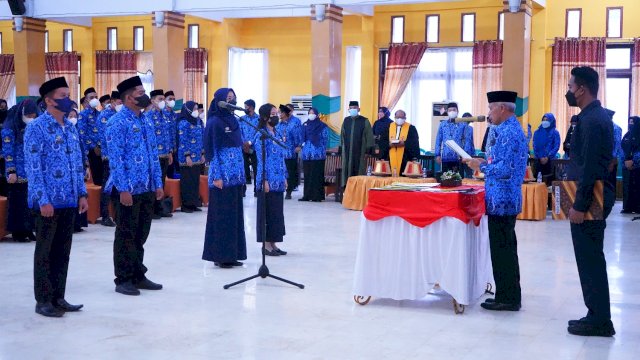 Wakil Bupati Pangkep Syahban Sammana Lantik dan Berika SK CPNS.