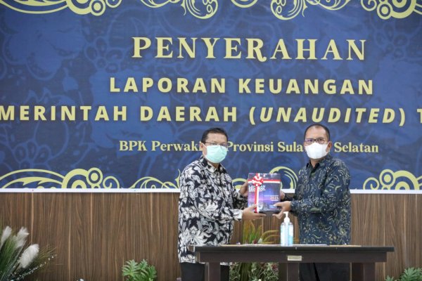 Wali Kota Danny Serahkan LKPD 2021, Harap Makassar Bisa Pertahankan Nilai