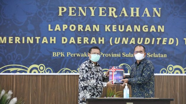 Walikota Danny Pomanto serahkan LKPD 2021.