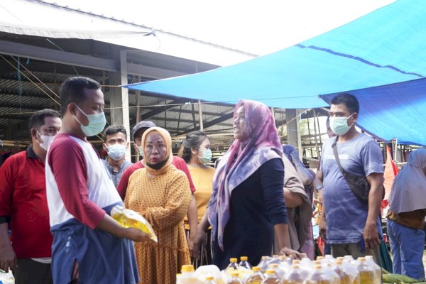 Dukung Ekonomi Kecil, Gubernur Sulsel Ajak Warga Berbelanja di Pasar Tradisional