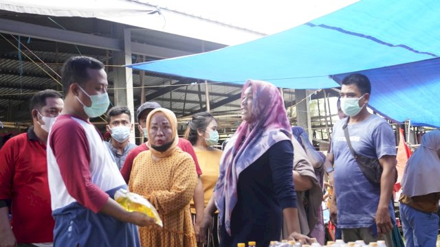 Pantau Bahan Pokok di Pasar, Gubernur Sulsel Ajak Warga Dukung Ekonomi Kecil.
