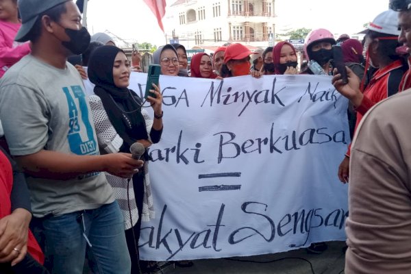 Kala Emak-emak Geruduk DPRD Sulsel Gegara Kesal Minyak Gorek Mahal-Langka