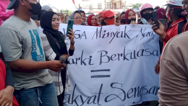 Emak-Emak di Makassar Gruduk Gedung DPRD Sulsel.