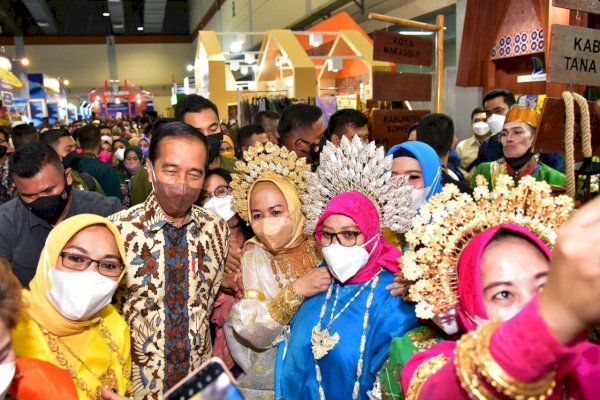Presiden Jokowi Kunjungi Stand Dekranasda Sulsel di Event Inacraft 2022