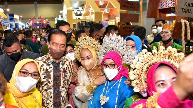 Presiden Jokowi Kunjungi Stand Dekranasda Sulsel di Event Inacraft 2022.