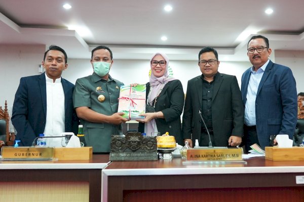 Gubernur Andi Sudirman Serahkan LKPJ 2021