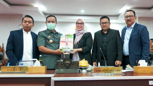 Gubernur Andi Sudirman Serahkan LKPJ 2021.