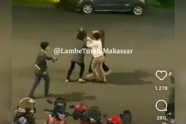 Rebutan Cowok, Dua Perempuan di Makassar Adu Jotos di Jalanan, Warga dan Anak-anak Beri Semangat