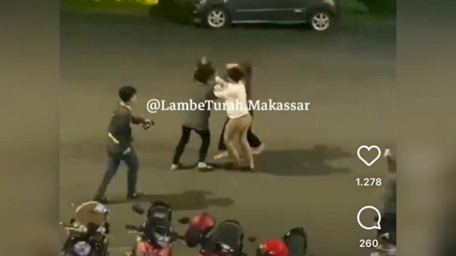 Viral di Medsos Perkelahian Dua Wanita di Tengah Jalan, Anak-anak Nonton dan Bersorak.