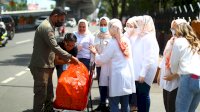 Istri-istri Anggota DPRD Makassar Turun ke Jalan Bagi-bagi Sembako, Pengemudi Terima Kasih