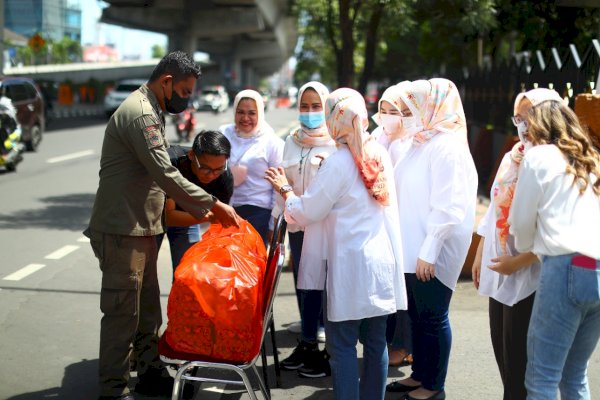 Istri-istri Anggota DPRD Makassar Turun ke Jalan Bagi-bagi Sembako, Pengemudi Terima Kasih
