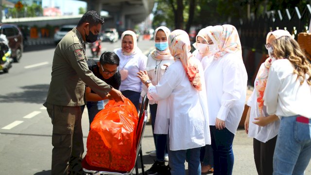 Istri-istri Anggota DPRD Makassar Turun ke Jalan Bagi-bagi Sembako.