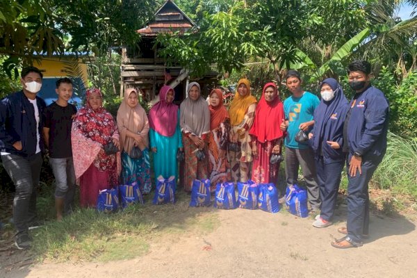 Senyum Bahagiah Emak-emak Dapat Sembako Jumat Berkah dari NasDem Milenial RMS Pinrang
