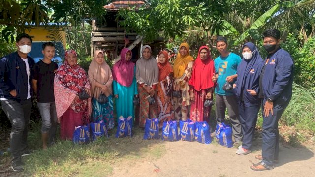 NasDem Milenial RMS Pinrang berbagi bersama masyarakat.