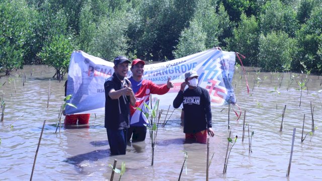 Aksi Peduli Lingkungan Rudianto Lallo Sambut Milad SMA 6 Makassar.