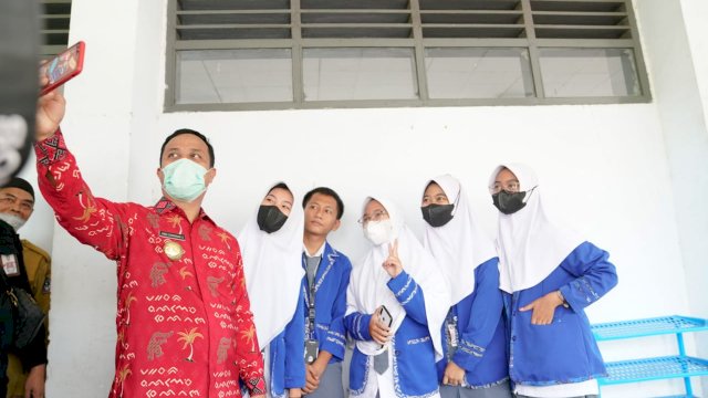 Gubernur Sulsel, Andi Sudirman Sulaiman berkunjung ke UPT SMA Negeri 1 Bone.