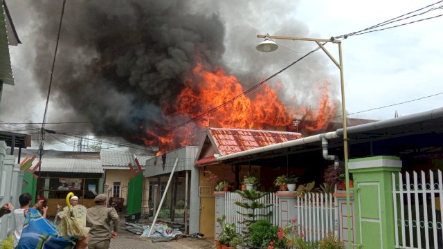 Seorang Wanita di Makassar Bakar Dua Rumah.