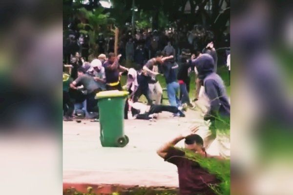 Bentrok, Dua Kubu Mahasiswa UIN Alauddin Makassar Saling Serang dengan Batu