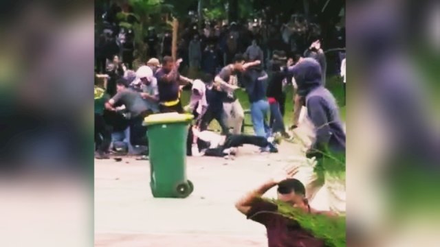 Dua Kubu Mahasiswa UIN Alauddin Makassar Bentrok, Jadi Tontonan Bagi Mahasiswi.