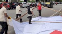 Ganggu Keindahan Kota, Bapenda Makassar Tertibkan Reklame Hingga Umbul-umbul
