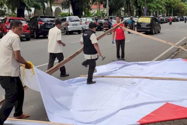 Ganggu Keindahan Kota, Bapenda Makassar Tertibkan Reklame Hingga Umbul-umbul