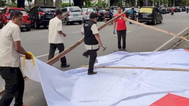 Bapenda Makassar Tertibkan, Reklame Hingga Umbul-umbul.