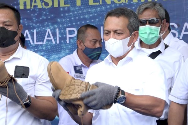 Ilegal! Ribuan Botol Miras, Sepatu Hingga Ikat Pinggang di Makassar Dimusnahkan, Kerugian Negara Ditaksir Setengah Miliar