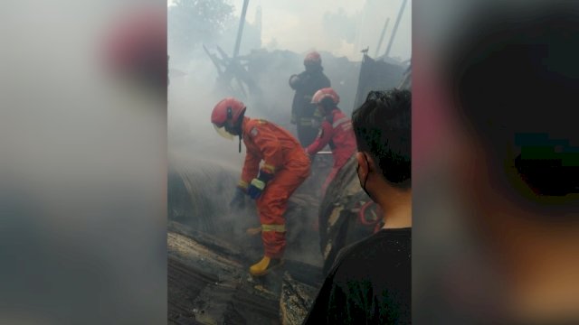 Sebuah Rumah di Makassar Rata dengan Tanah.