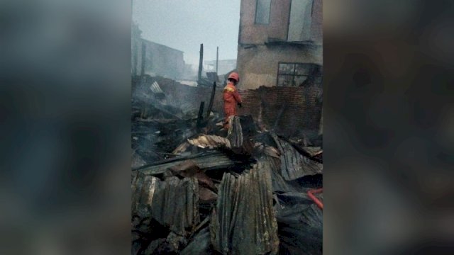 Dalam Sehari Sijago Merah Lahap 10 Unit Rumah di Makassar, Belasan Kepala Keluarga Kehilangan Tempat Tinggal.