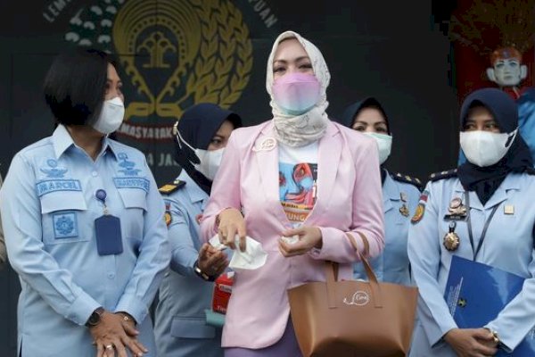 Bebas, Angelina Sondakh Tak Boleh Ke Luar Negeri – Luar Kota