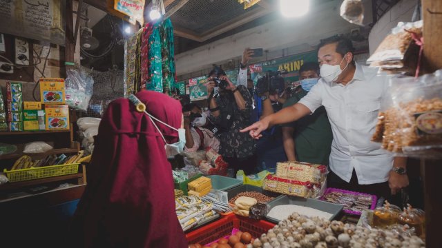 Mendag Lutfi Saat meninjau di pasar tradisional.(F-INT)