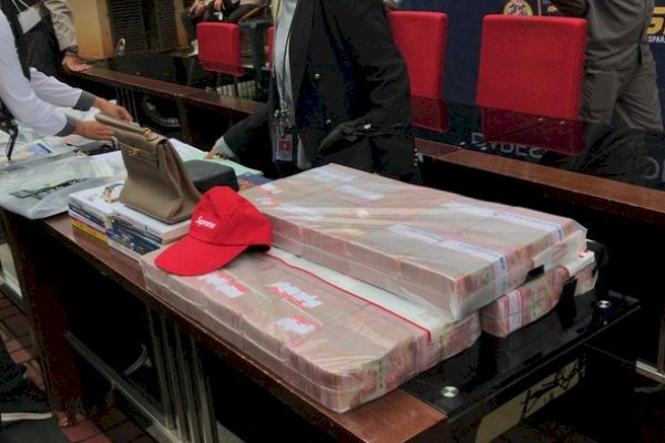 Polri Tunjukan Barang Bukti Kasus Doni Salmanan, Ada Porsche, Moge, Hingga Gepokan Uang Bertumpuk